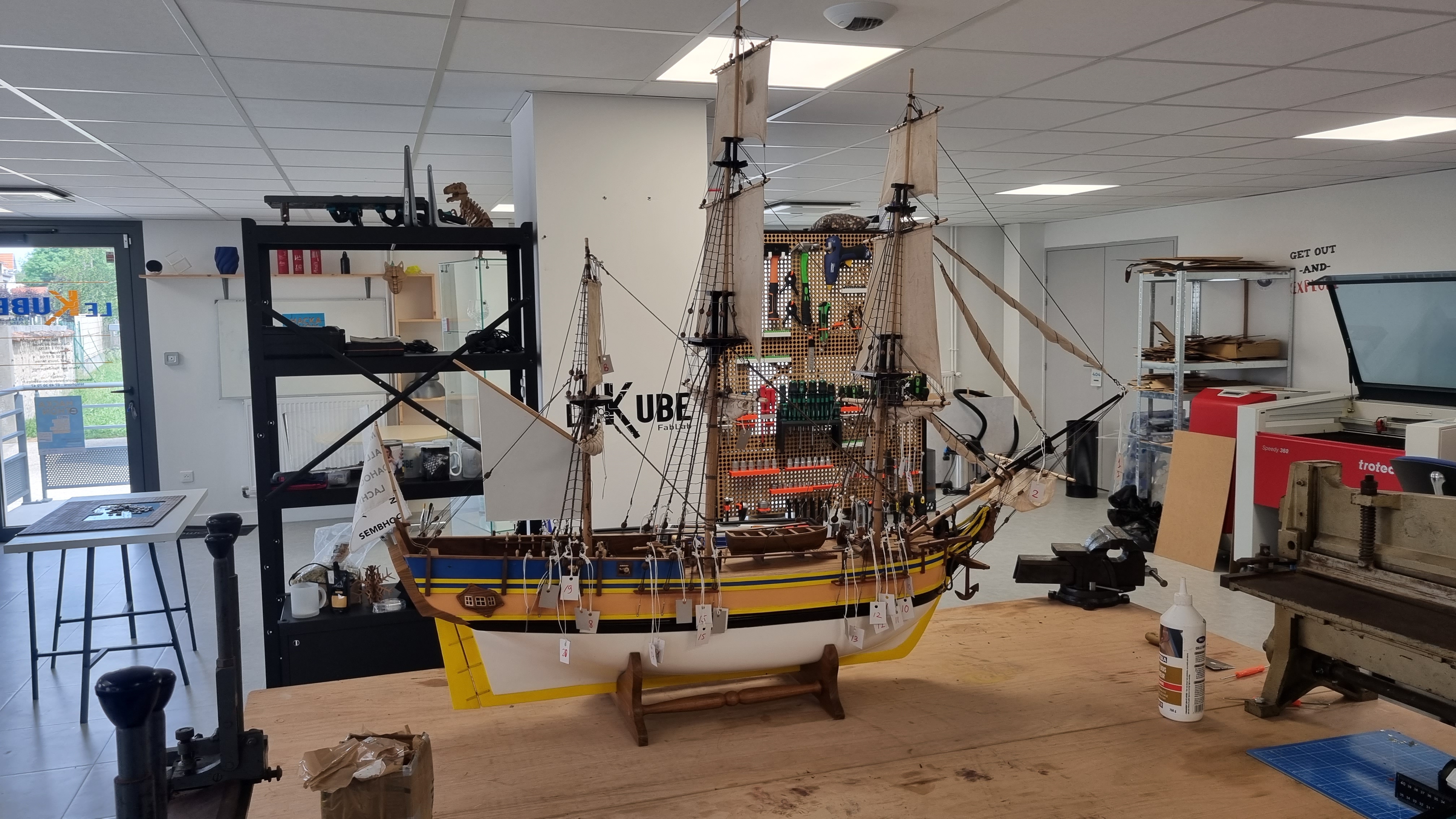 Maquette gréée en cours de montage à l'atelier